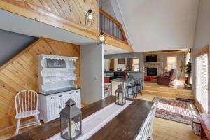 ein Wohnzimmer mit einem Herd und einer Küche in der Unterkunft Alpine Getaway - Private in Lead