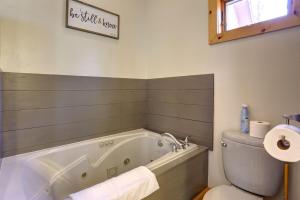 ein Badezimmer mit Badewanne, Toilette und Waschbecken in der Unterkunft Alpine Getaway - Private in Lead + 18 Fotos