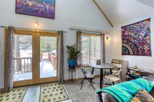 Ruang duduk di Aaron`s Aspen Retreat- Pet