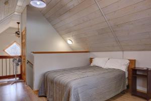 ein Schlafzimmer mit einem Bett in einem Zimmer in der Unterkunft Alpine Getaway - Private in Lead