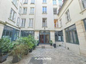 - un grand bâtiment avec une porte devant dans l'établissement Luxury Studio in city center, à Paris