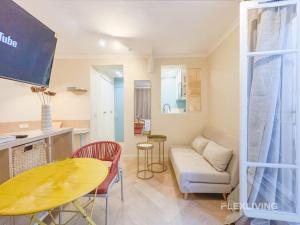 - un salon avec une table jaune et un canapé dans l'établissement Luxury Studio in city center, à Paris