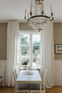 a dining room with a white table and a window at Skäftekärr Hotell och Konferens in Löttorp