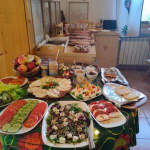 een tafel met veel borden eten erop bij "U Skowronków" in Bukowina Tatrzańska