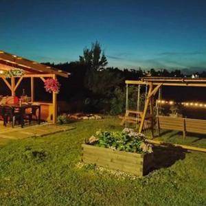 un cortile con tavolo e una scatola di verdure in legno di "U Skowronków" a Bukowina Tatrzańska