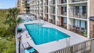 an overhead view of a swimming pool at a building at The Red Tree Inn in Myrtle Beach