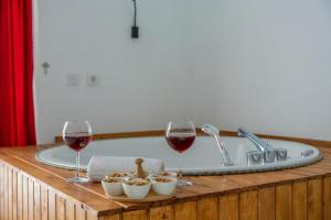 - une baignoire avec deux verres de vin et des bols de nourriture dans l'établissement Villa Rainbow, à Kaş