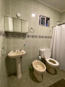 a bathroom with a toilet and a sink at Sarmiento 595 in Paso de los Libres