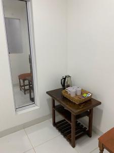 a table with cups on it next to a mirror at Sarmiento 595 in Paso de los Libres