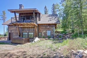 una casa di tronchi con balcone sopra di Apres Powder Haus a Lead
