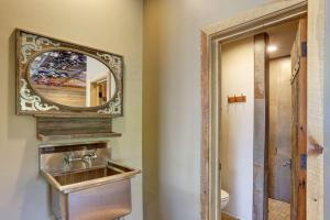 un bagno con lavandino e specchio di Apres Powder Haus a Lead Altre 33 foto