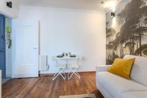 巴黎的住宿－Le studio d'Alésia，客厅配有沙发和桌子