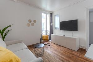 巴黎的住宿－Le studio d'Alésia，带沙发和平面电视的客厅