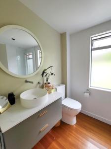 オークランドにあるInner City Sunny Bedroomの洗面台、トイレ、鏡のあるバスルーム