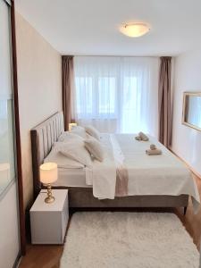 1 dormitorio con 1 cama grande y ventana en Apartment Leona, en Split