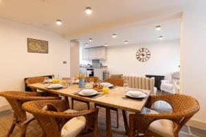 The Lodge في أولفيرستون: غرفة طعام مع طاولة وكراسي خشبية