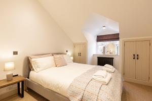 sypialnia z łóżkiem, stołem i oknem w obiekcie The Lodge w mieście Ulverston