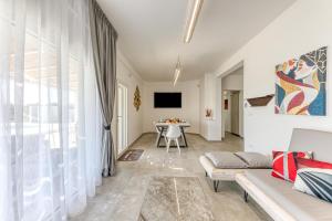 una sala de estar con un sofá y una mesa en Villa Cento Ulivi, en Ugento