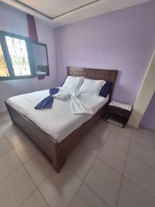 1 dormitorio con 1 cama con toallas en RÉSIDENCE DES 7 COLLINES, en Yaoundé