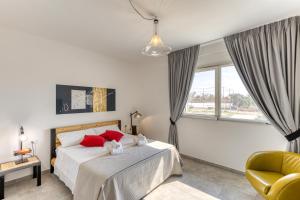 Un dormitorio con una cama y una silla y una ventana. en Villa Cento Ulivi, en Ugento 64 fotos más