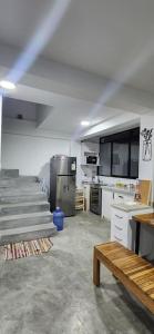 uma cozinha com uma escada num quarto em La Duna de Emy em Ica
