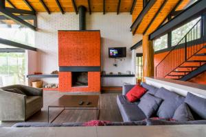 a living room with a couch and a fireplace at Hermosa cabaña de descanso en Tlapalpa in Tapalpa
