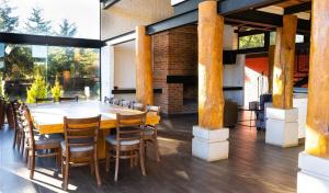 - une salle à manger avec une table et des chaises dans l'établissement Hermosa cabaña de descanso en Tlapalpa, à Tapalpa