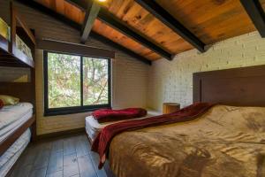 - une chambre avec un grand lit et une fenêtre dans l'établissement Hermosa cabaña de descanso en Tlapalpa, à Tapalpa