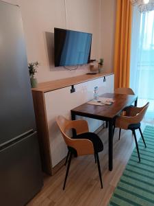 Televízia a/alebo spoločenská miestnosť v ubytovaní Sleep In Apartament Centrum