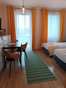 sypialnia ze stołem i łóżkiem oraz jadalnia w obiekcie Sleep In Apartament Centrum we Wrocławiu