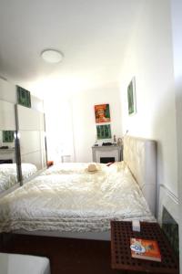 une chambre avec un grand lit et une table dans l'établissement APPARTEMENT NICE le PORT, à Nice
