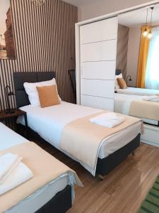 um quarto de hotel com duas camas e um espelho em Sleep In Apartament Centrum em Breslávia