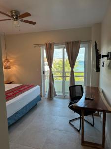Postel nebo postele na pokoji v ubytování Oneiro Suites with Sea View