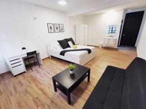 een woonkamer met een bed en een tafel bij Room in Lodge - Cozy Room With Terrace in Mexico-Stad