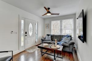 uma sala de estar com um sofá e uma mesa em Dreamy 3bed/3bath home with Yard em Atlanta