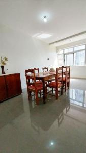 uma sala de jantar com uma mesa de madeira e cadeiras em Cozy Home with Stunning Views! em Ponta do Sol