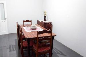 una mesa de comedor y sillas con una pared blanca en Cozy Home with Stunning Views!, en Ponta do Sol