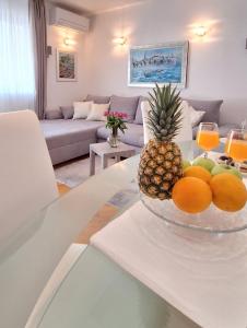 un bol de fruta en una mesa en la sala de estar en Apartment Leona, en Split