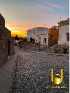 Una calle adoquinada con un cubo amarillo. en Alex, en Real de Catorce