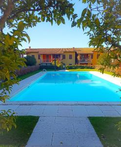 una piscina nel cortile di una casa di Picnic Apartment a Salionze