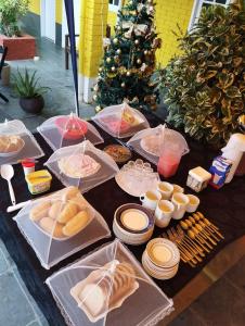 una mesa cubierta con diferentes tipos de alimentos en canto de Geriba en Búzios