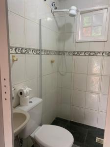 ブジオスにあるcanto de Geribaのバスルーム(トイレ、シャワー、シンク付)