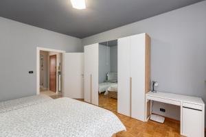 um quarto branco com uma cama e um espelho em Interno Nizza em Turim