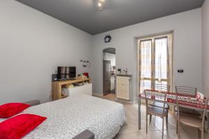 um quarto com uma cama, uma mesa e uma cozinha em Interno Nizza em Turim