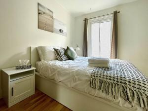 Cama ou camas em um quarto em Le 215 - Logement à Saint-Jean-Baptiste