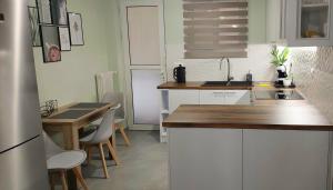 - une cuisine avec une table et un comptoir dans l'établissement On Metro Station Korydallos Apartment, au Pirée