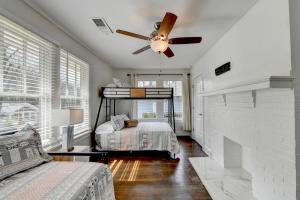 um quarto com uma cama e uma ventoinha de tecto em Dreamy 3bed/3bath home with Yard em Atlanta
