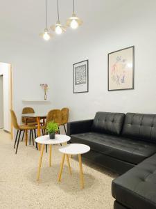 a living room with a black couch and a table at EL CARPIO CENTRO - Córdoba - WiFi in El Carpio