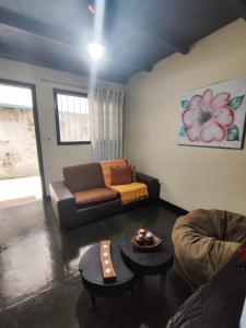 uma sala de estar com um sofá e uma mesa em Apartamento no bairro Quitandinha - Petrópolis RJ em Petrópolis