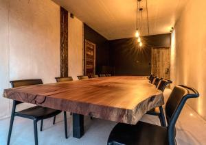 Foncine-le-HautにあるBlack chaletの大きな木製テーブルと椅子付きの会議室 +37枚の写真